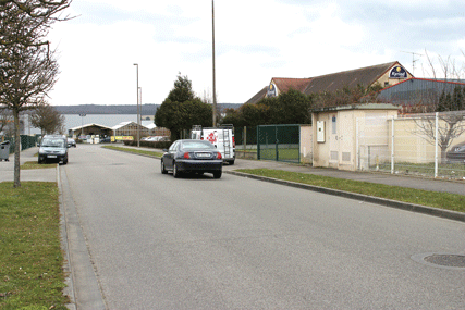 mauvais-exemple ! ne pas stationner sur les espaces verts !