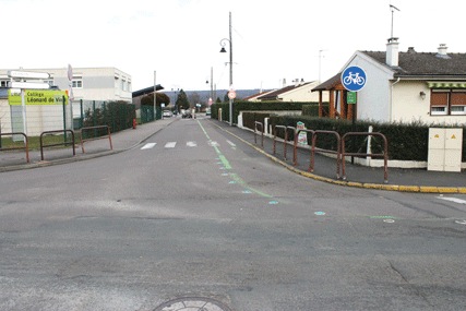 rue-de-barriere. Arrêt et stationnement interdits.