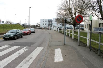 rue-de-l'industrie. Stationnement et arrêt interdits