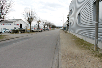 rue-de-la-garenne. Stationnement et arrêt le long du trottoir